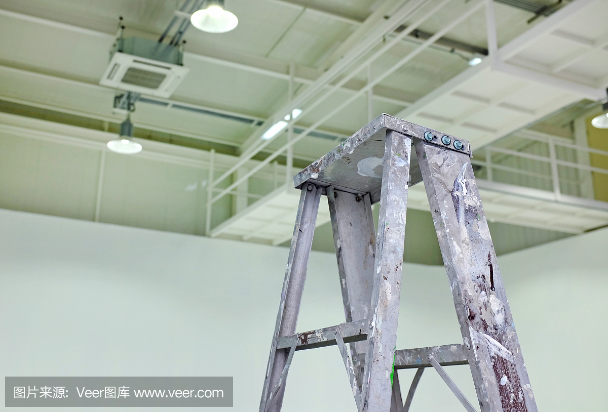 會議室的鋁梯子很臟。